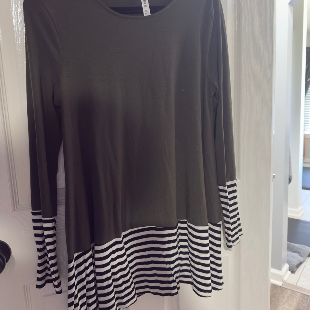Zenana Outfitters Gray and Black Asymmetrical Tunic